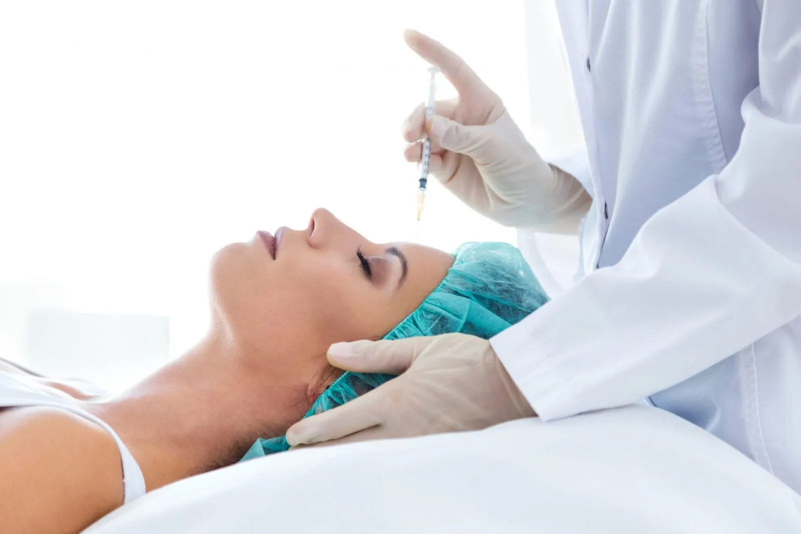 Eine Frau, die sich in Wien eine Auffrischungsbehandlung mit Botox gönnt.