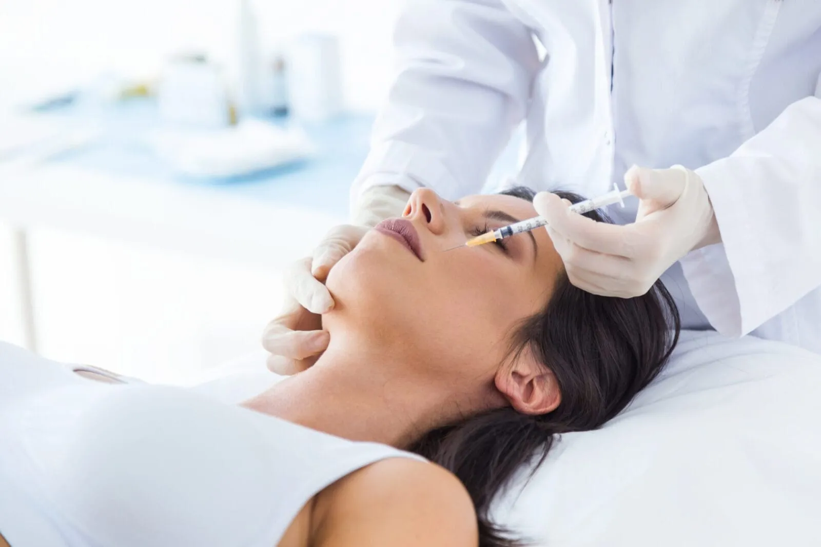 Schöne Frau, die sich in Wien eine kosmetische Botox-Injektion ins Gesicht spritzen lässt.