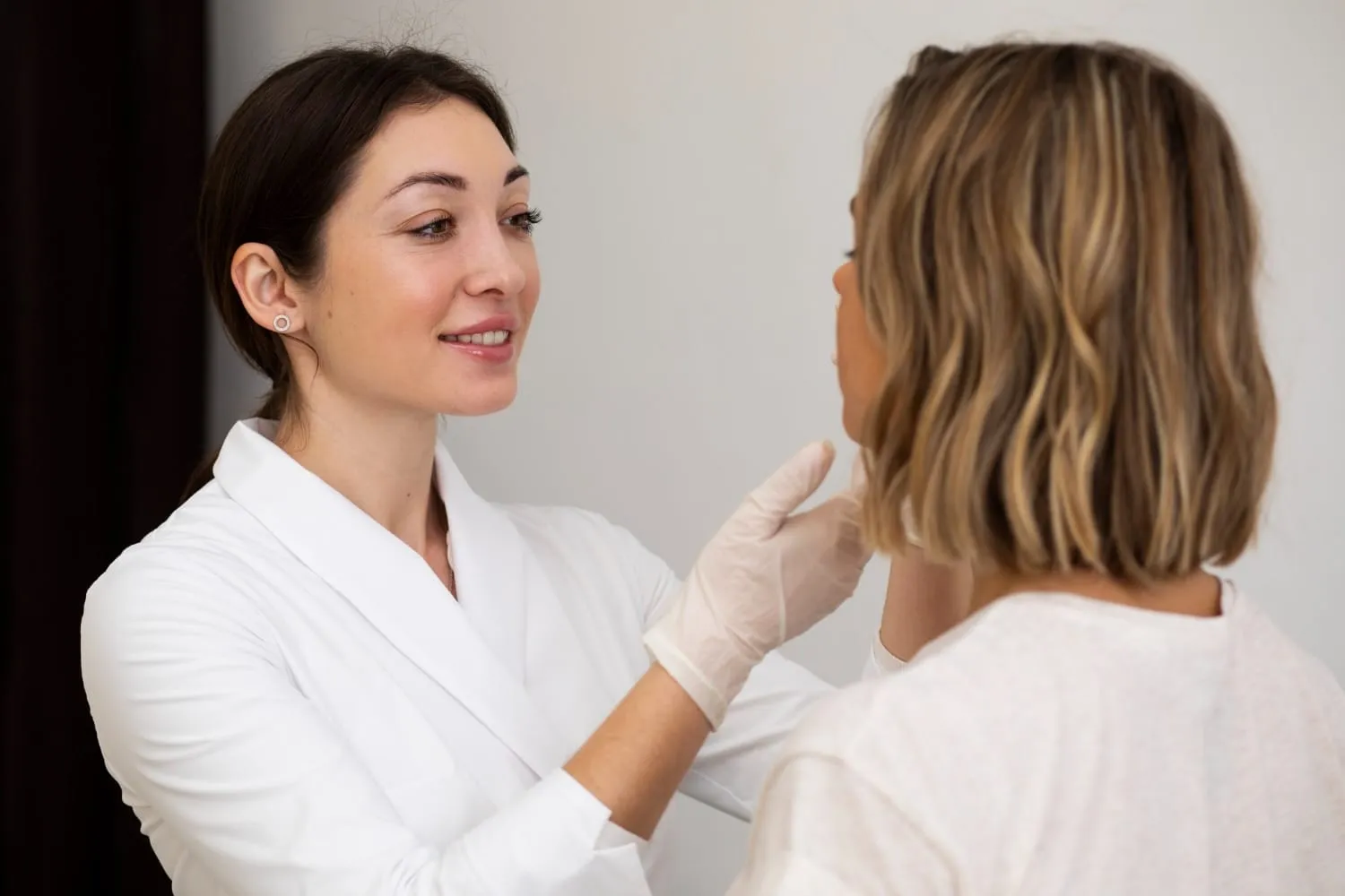 Ärztin untersucht Patientin nach fehlgeschlagener Botox-Behandlung