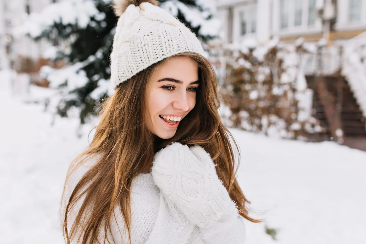 fröhliche junge Frau in winterlicher Landschaft