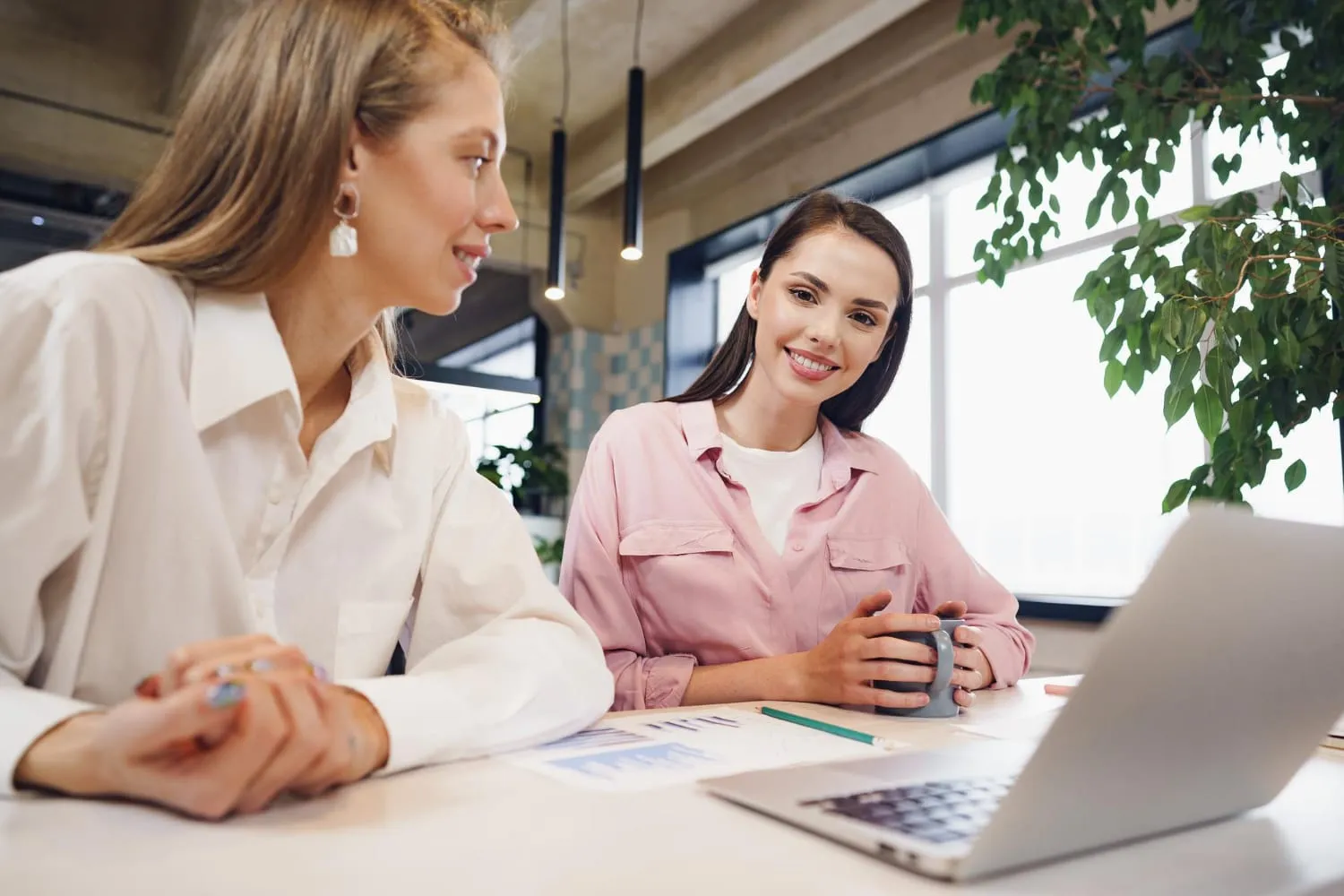 zwei Frauen im Büro