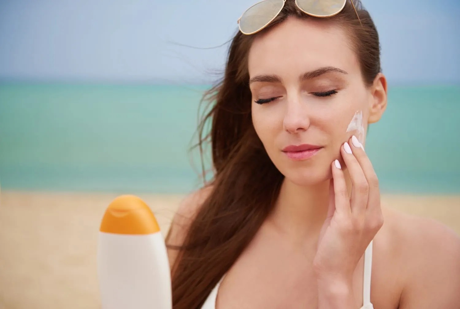 Frau trägt Sonnencreme auf nach botox