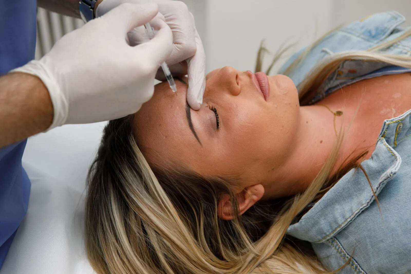 Zornesfalte mit Botox in Wien behandeln