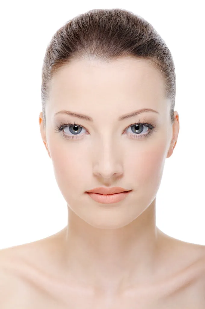 Gesicht einer Frau, an dem die Behandlungszonen für Botox gezeigt werden