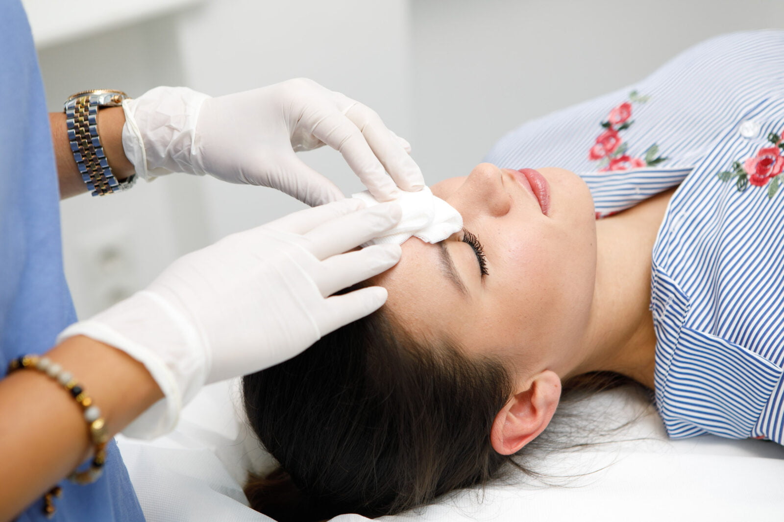 Vor der Botoxbehandlung Kühlung Botox in Wien