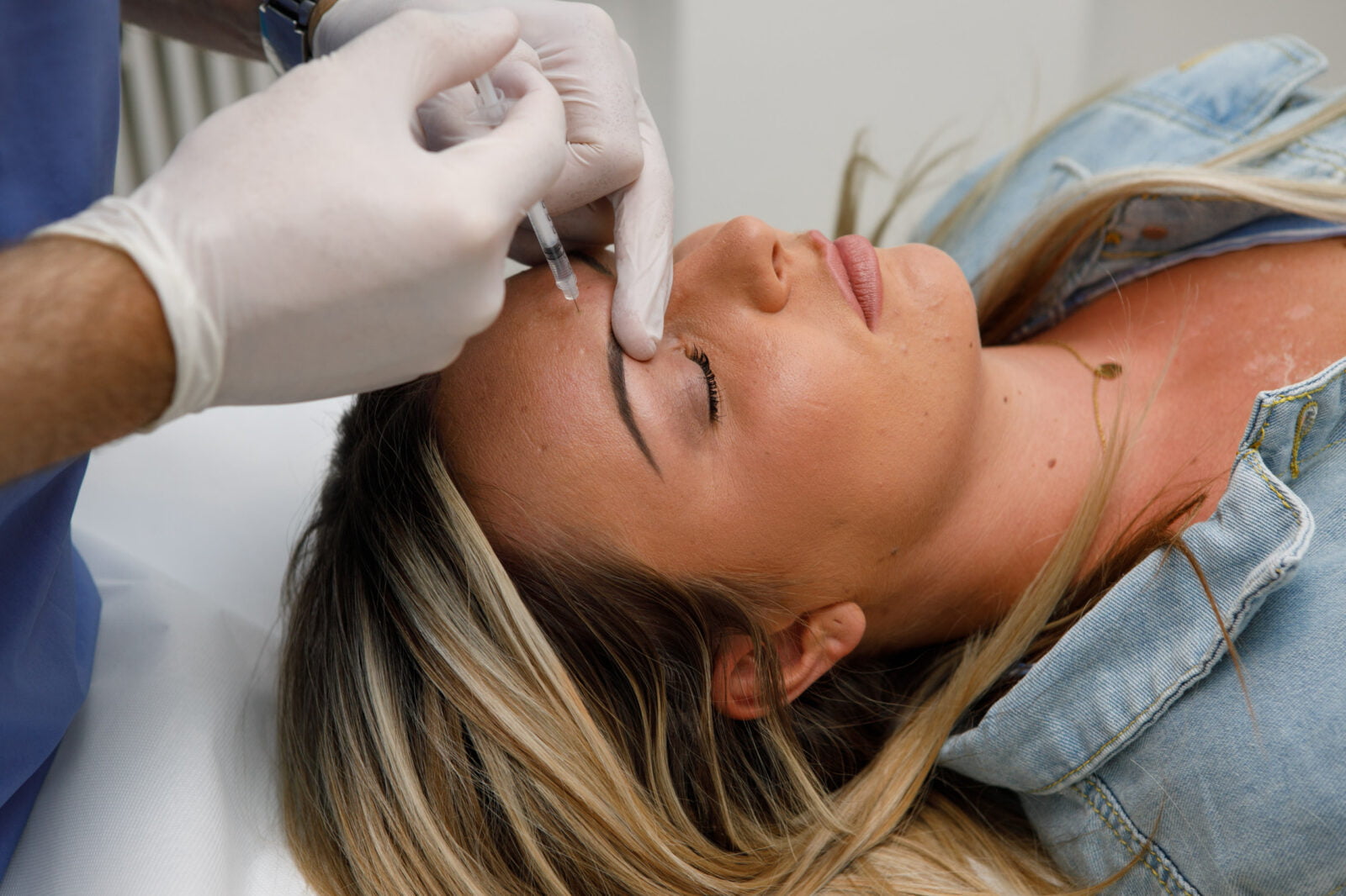 Zornesfalte mit Botox in Wien behandeln