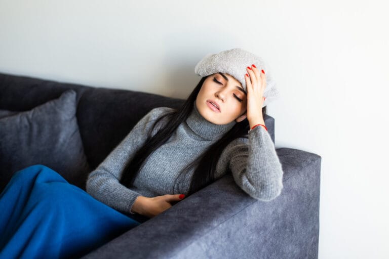 frau mit chronischer migraene