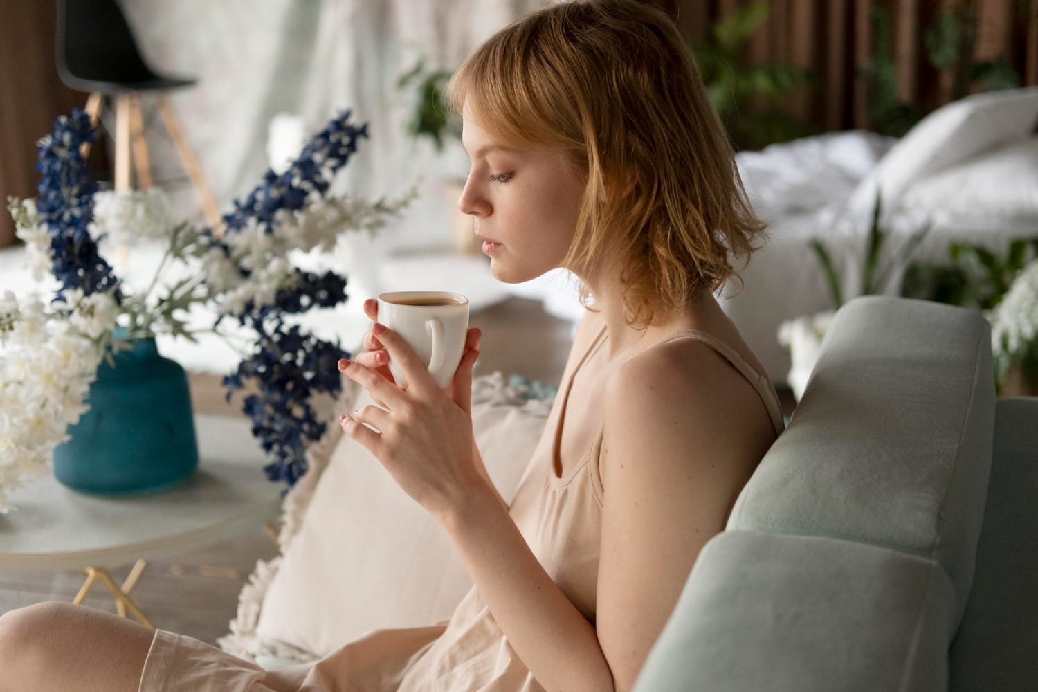 Entspannte Frau beim Teetrinken