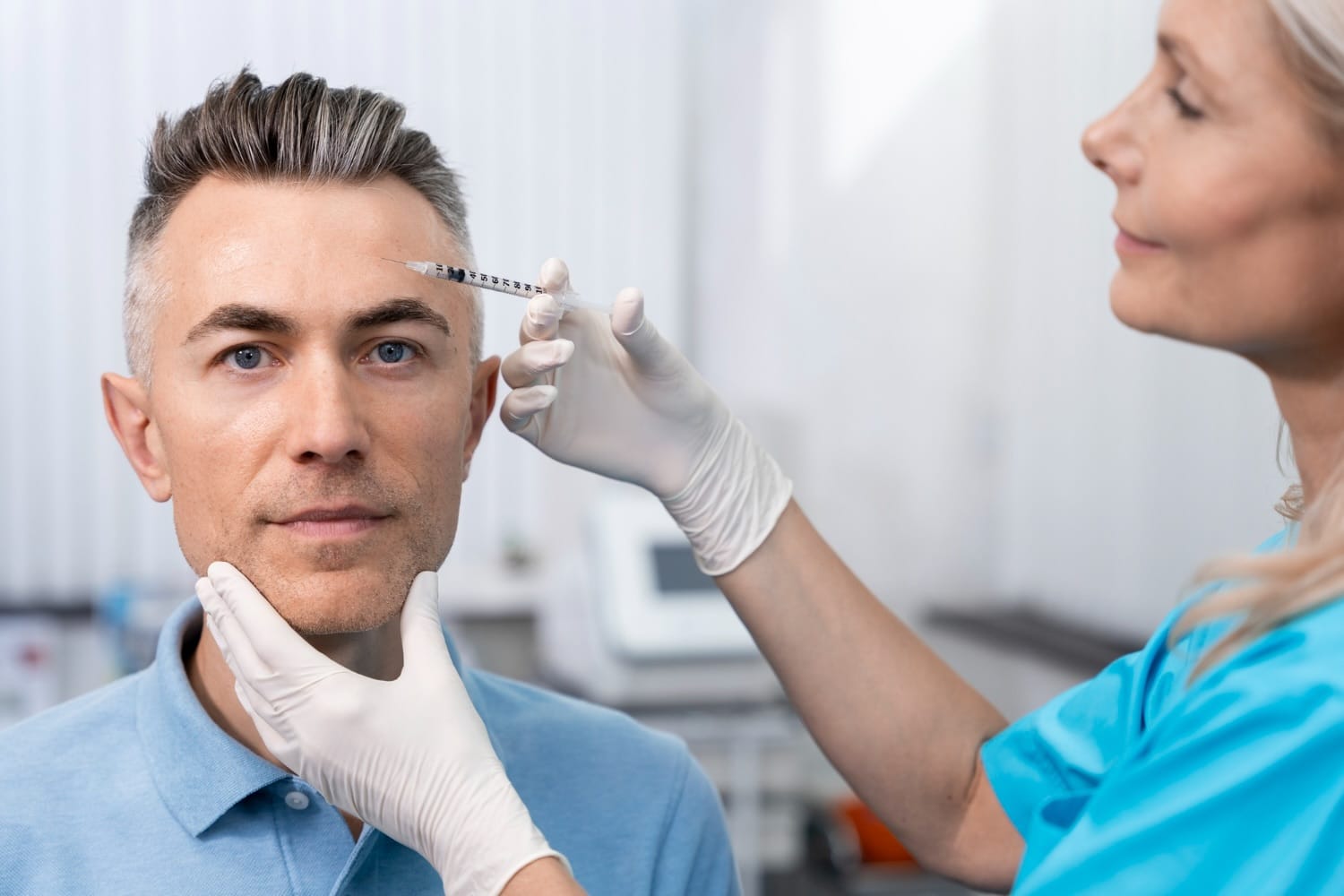 Mann lässt sich in Wien eine Botox-Injektion für sanftes Altern verabreichen